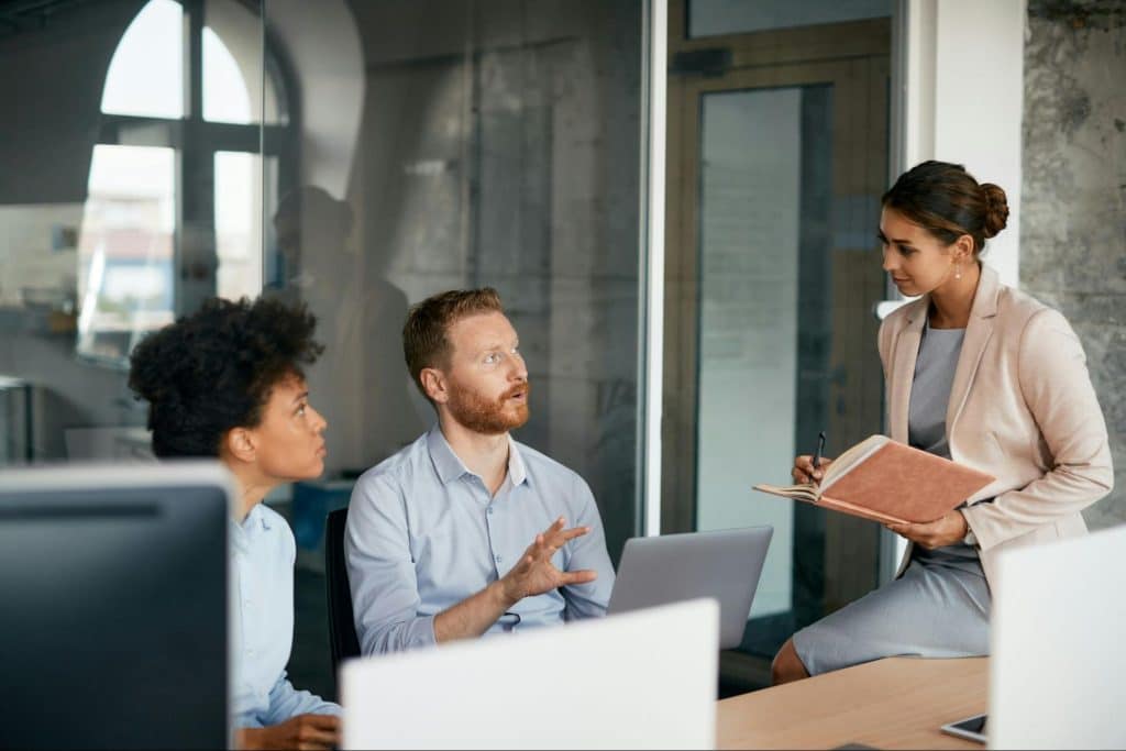 A man complementing another woman